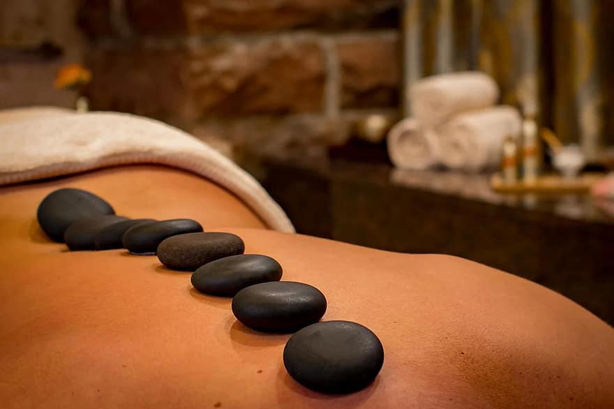 Incorporating heated volcanic stones, this massage promotes blood flow, reduces muscle tension and pain, relieves stress and anxiety, and improves sleep.